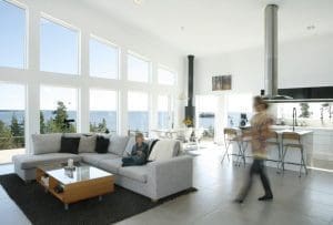 Många fönster ljust vardagsrum och kök öppen planlösning