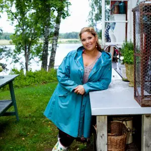 Leila Lindholm poserar vid sitt sommarkök