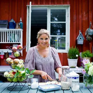 Leila Lindholm i fullt sjå med mat
