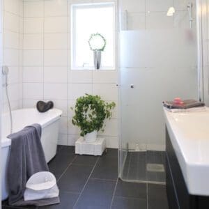 Även badrummet har en distinkt lantlig inredning