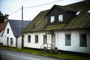 Om att putsa fasad: paret lade ny puts på gammal lanthandel 9 Putsa fasad - nyputsade lanthandeln i fråga