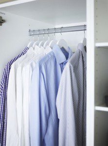 Skjortor i garderob runt sängen