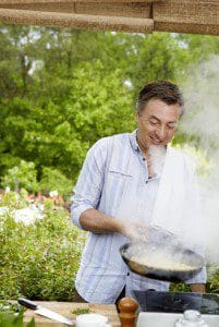 Tareq Taylor lagar mat i sommarkök