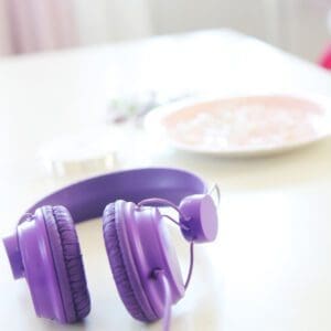 Musikhörlurar på bord i inrett tonårsrum