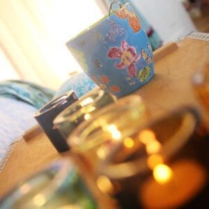 Kopp i inrett tonårsrum