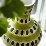 Grön vas med prickar