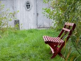 Nya utemöbler med färg och pensel Alcro måla utemöbler