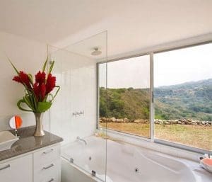 Hus av container Costa Rica badrum