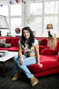 Sofia Wistam lyssnar på podcast