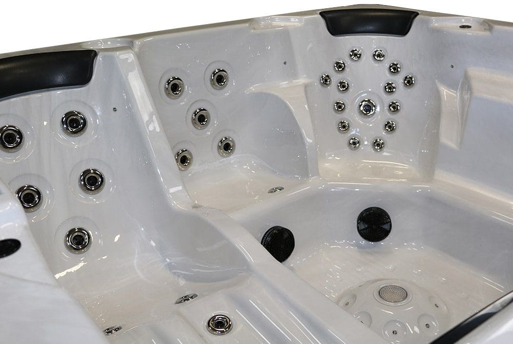Badfabriken spa quadratum 2200 vit marmor med jets i metall 3 2200_Vitmarmor_krom_03