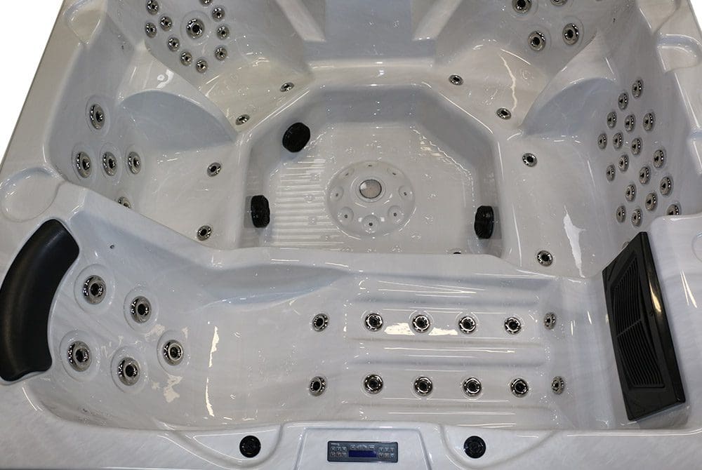 Badfabriken spa quadratum 2200 vit marmor med jets i metall 4 2200_Vitmarmor_krom_04