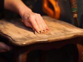 måla om möbler sandpapper