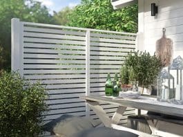 Bygg staket som omfamnar trädgården