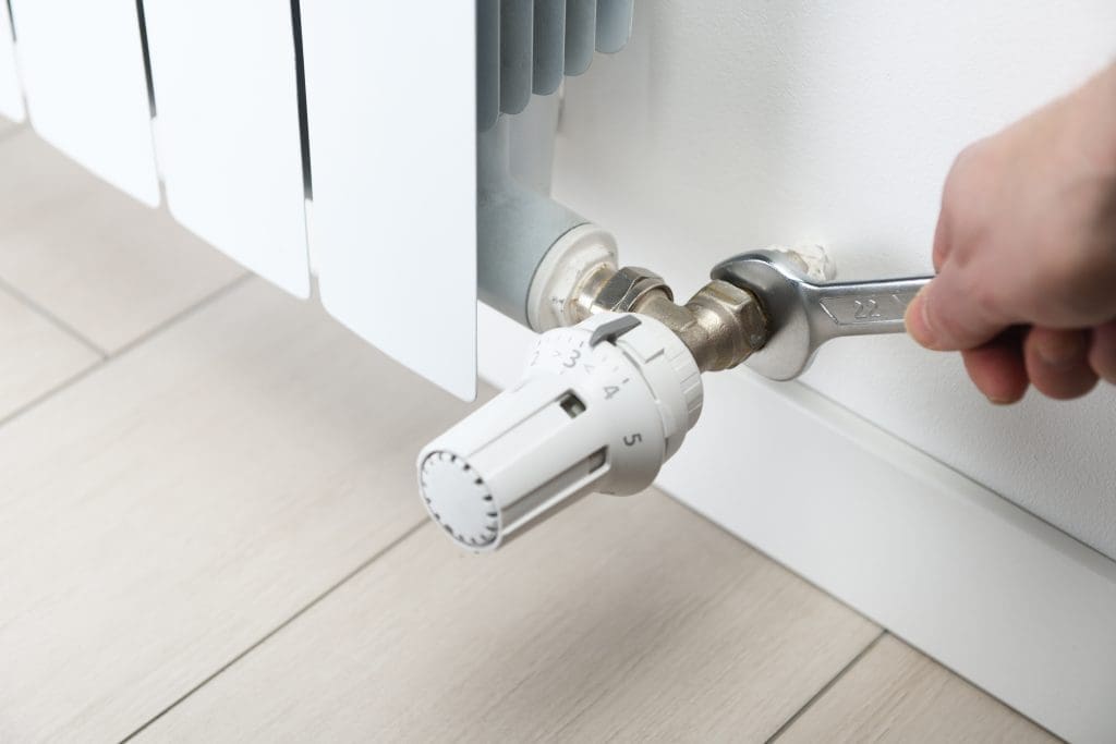Trasig radiator – byta packbox och lufta element 1 radiator läcker