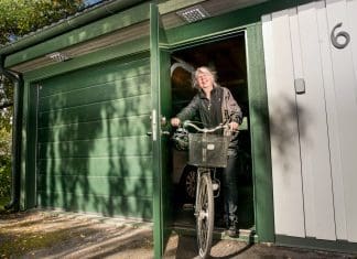 Enkelgarage, dubbelgarage och gångdörr Enkelgarage