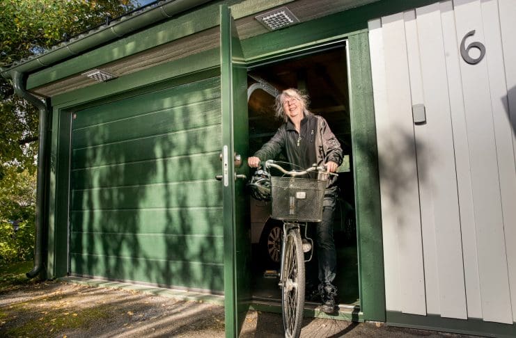 Enkelgarage, dubbelgarage och gångdörr Enkelgarage