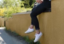 Mura en trädgårdsmur av murblock Mura en trädgårdsmur