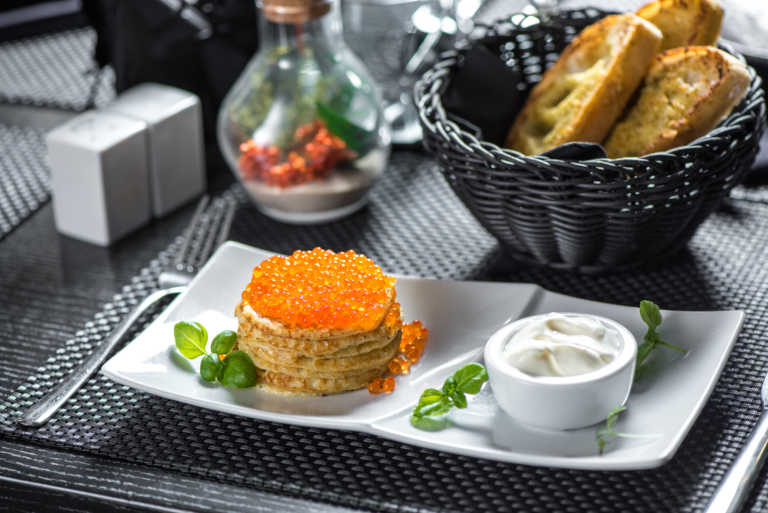 Nässelblinier med löjrom och creme fraiche 5 bygg sandlåda 5