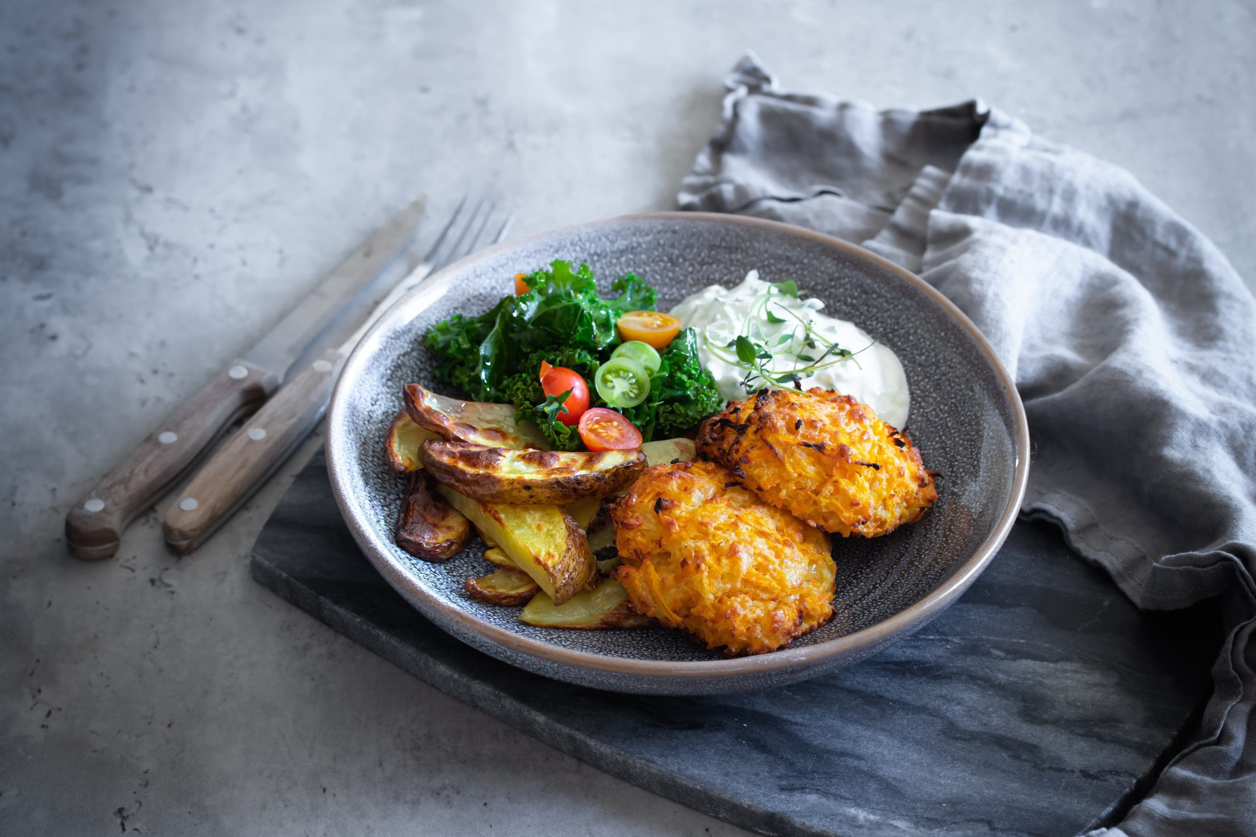 Morot – & grillostbiffar med tzatziki och klyftpotatis