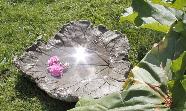 Gjut enkelt ett fågelbad med rabarberblad 4 Lektålig sandlåda 4