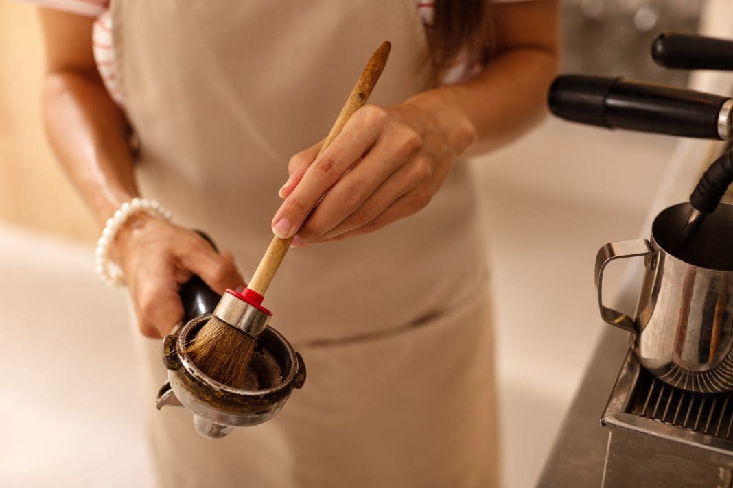 Steg för steg-guide för att rengöra kaffebryggaren