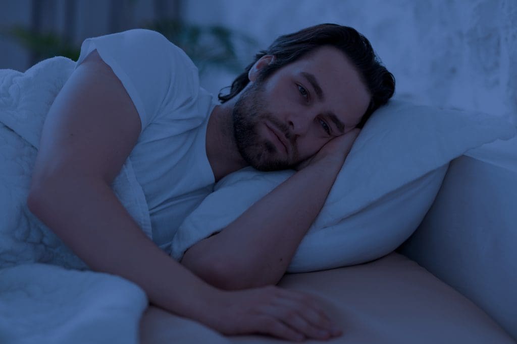 Svårt att sova? 5 effektiva tips för bättre sömn 3 Sömnproblem - orolig man som vrider sig i sängen