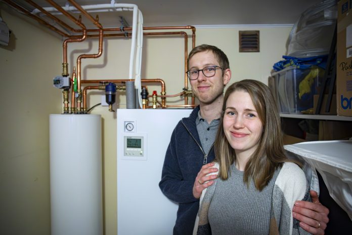 Pontus_och_Elisabet_framfor_luft-vattenvarmepumpen_1