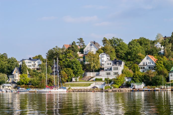 Charmiga villor på Björknäs sidan av Skurusundet i Stockholm 3/6